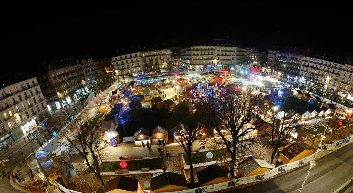 Les chalet en bois installés place Victor Hugo pour le marché de Noël de Grenoble 