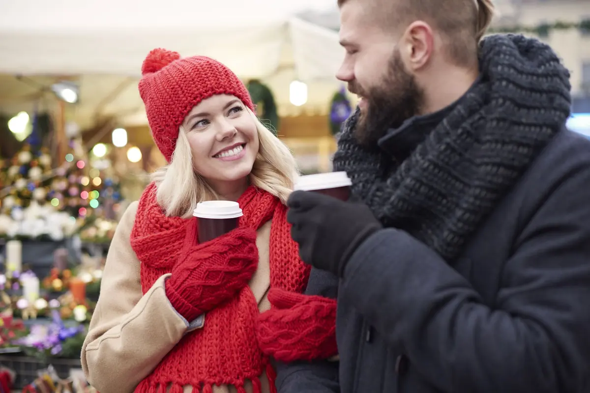 Déguster un bon vin chaud sur le marché de Noël de la Défense à Paris