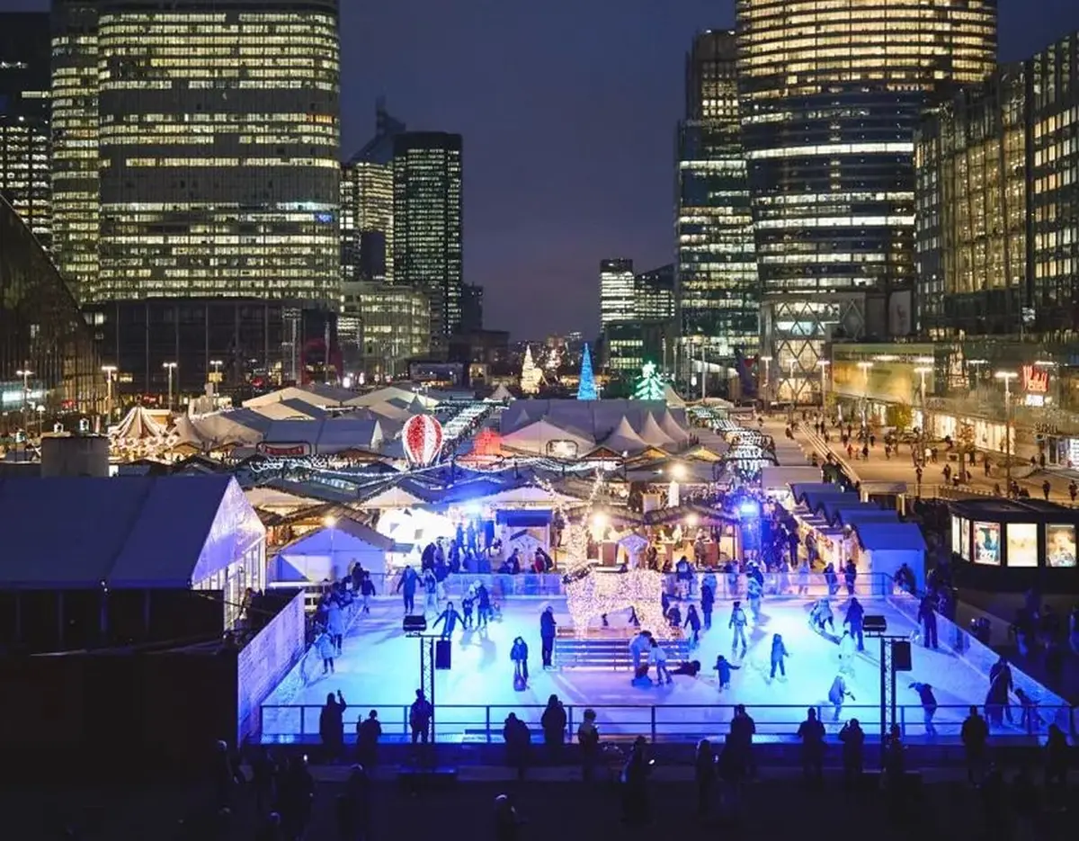 La patinoire du marché de Noël de la Défense à Paris