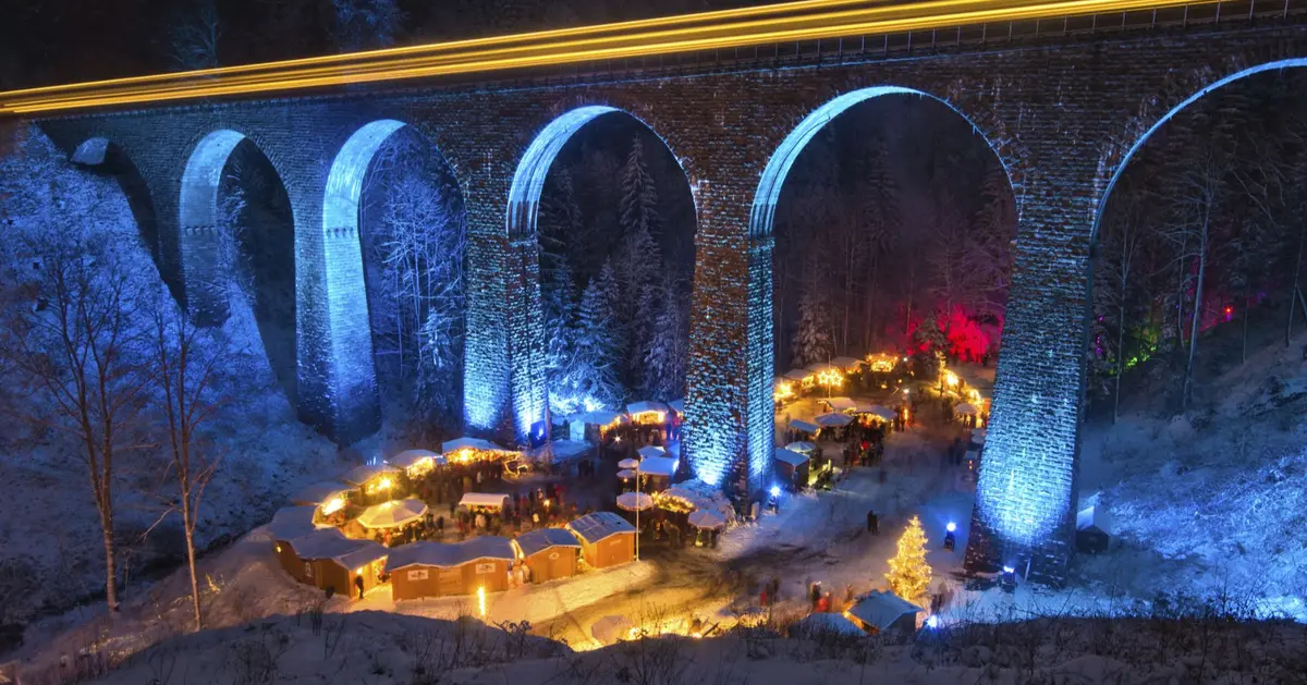 Ce marché de Noël installé sous un viaduc de 40 mètres semble tout droit sorti d'un film