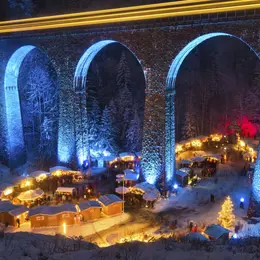 Ce marché de Noël installé sous un viaduc de 40 mètres semble tout droit sorti d'un film
