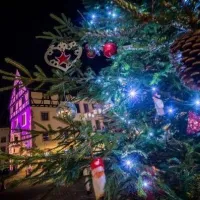 Le marché de Noël de Thann, devant la collégiale Saint Thiébaut &copy; Vincent Schneider