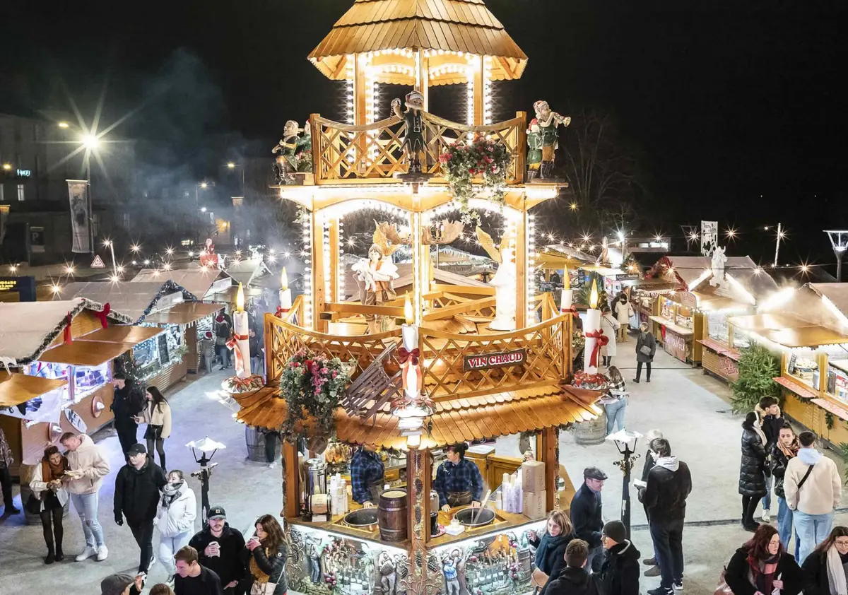 Le Village Gourmand du marché de Noël de Tours. Vin chaud ou chocolat chaud à déguster sur place !