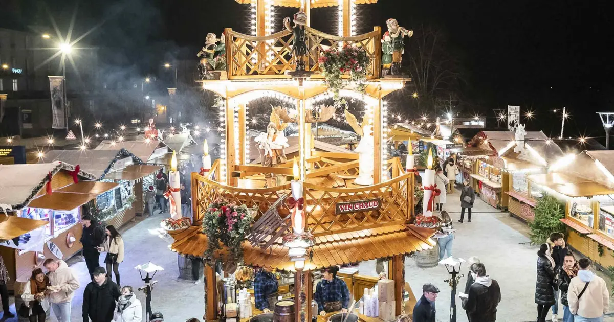 Le Village Gourmand du march&eacute; de No&euml;l de Tours. Vin chaud ou chocolat chaud &agrave; d&eacute;guster sur place !
