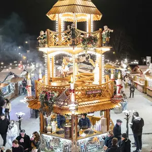 Le Village Gourmand du marché de Noël de Tours. Vin chaud ou chocolat chaud à déguster sur place !