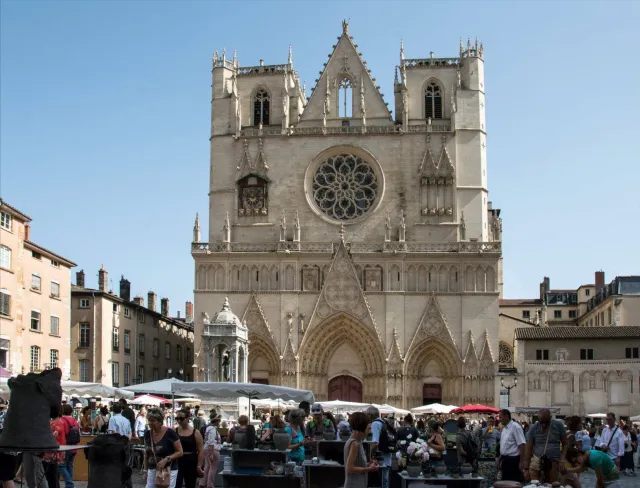 Le marché des Tupiniers de Lyon accueille 140 potiers et beaucoup de public sur la place Saint-Jean
