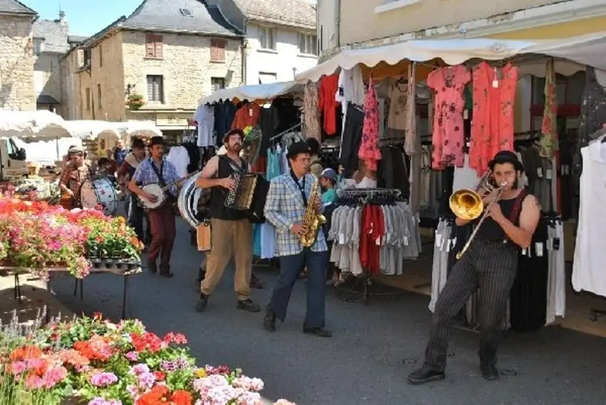 Marché du mardi matin à Laissac