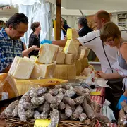 Marché fermier avec restauration