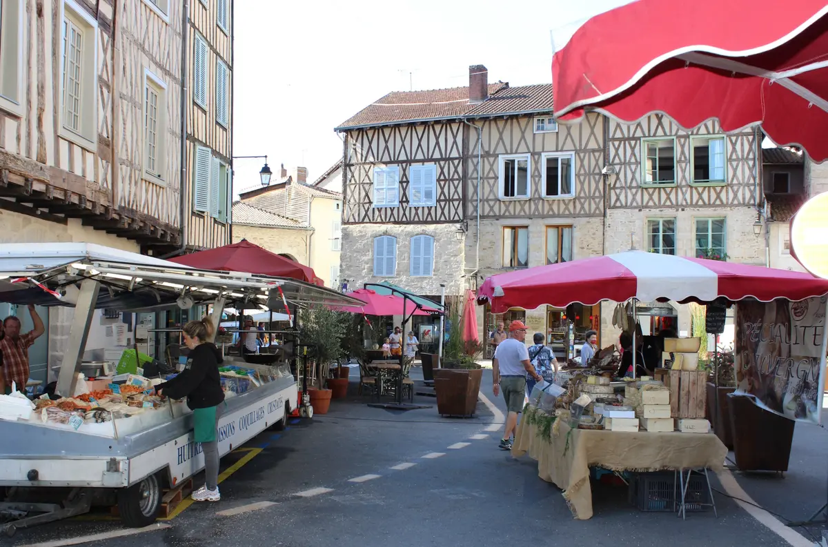 Marché hebdomadaire à Saint-Léonard de Noblat
