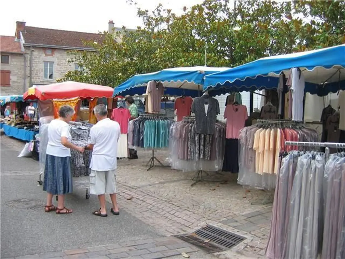 Marché hebdomadaire de Sauviat sur Vige