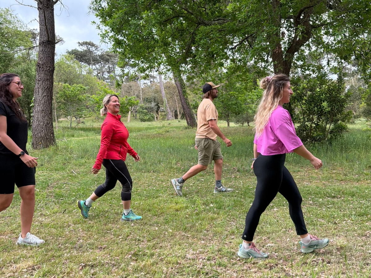 Marche sportive en forêt