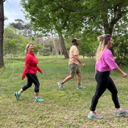 Marche sportive en forêt