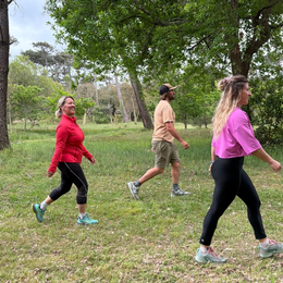 Marche sportive en forêt