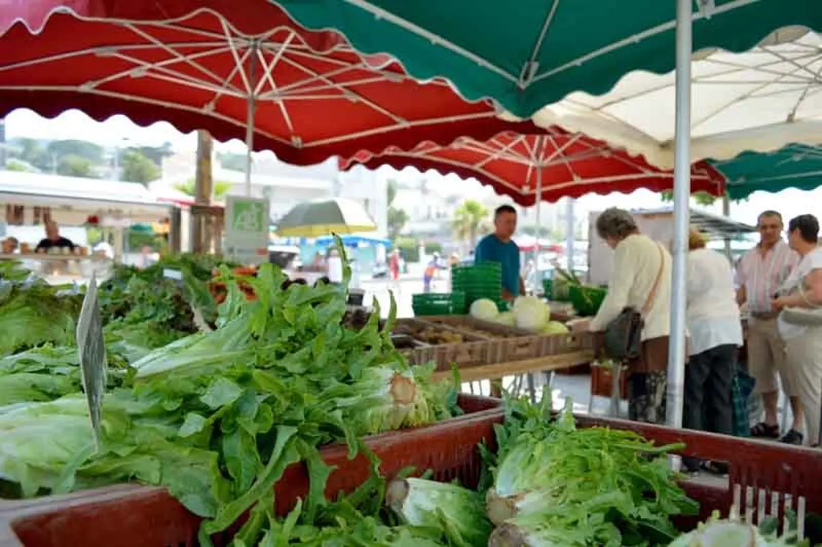 Marché Traditionnel Du Jeudi à Sète