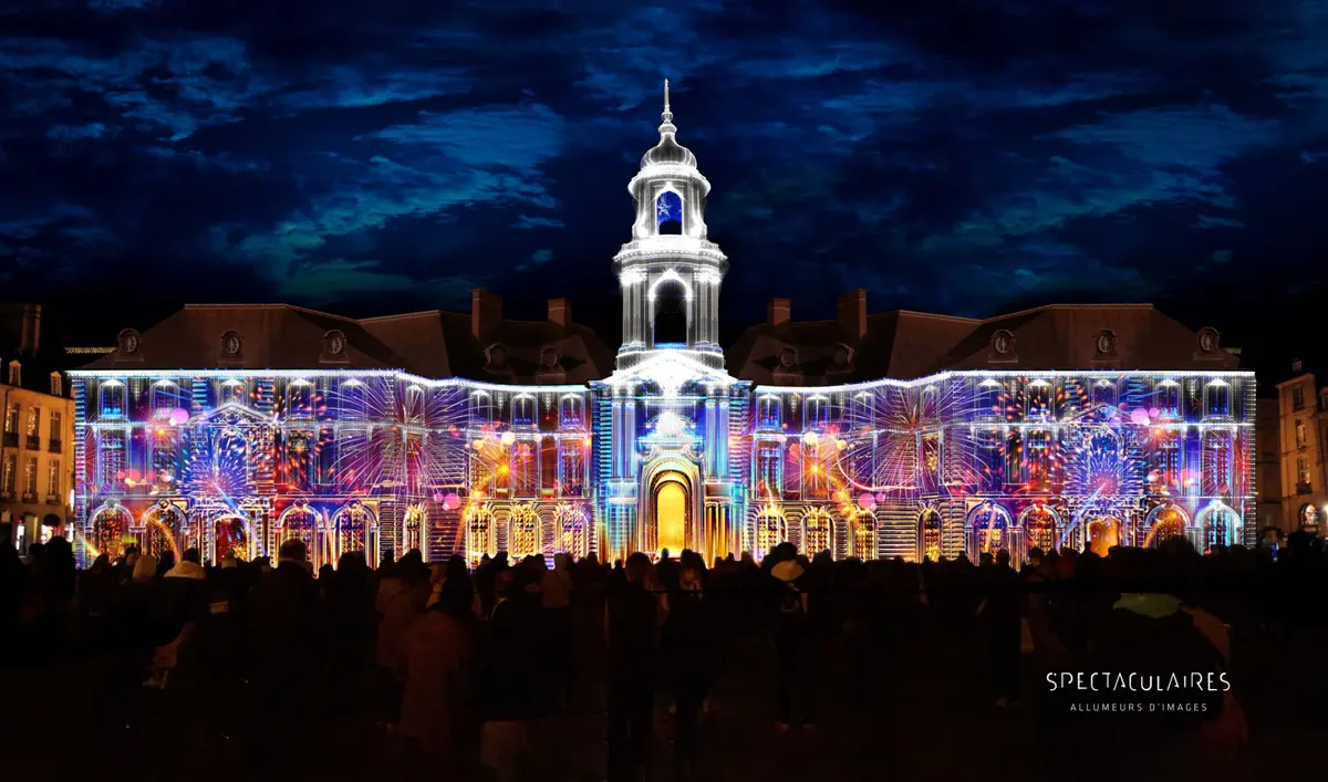 Les projections du l'Hôtel de Ville de Rennes émerveillent le public, comme ici lors d'une précédente édition