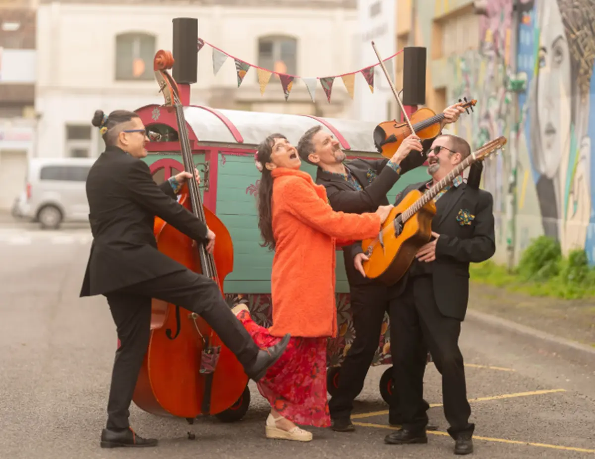 Marchés de Pays – La Roulotte à Swing