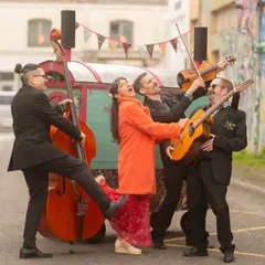 Marchés de Pays – La Roulotte à Swing