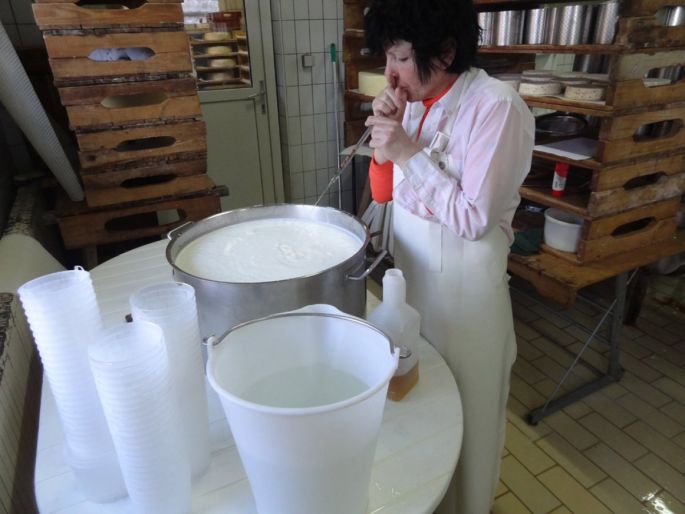 Margot Kempf ajoute la présure pour faire cailler le lait