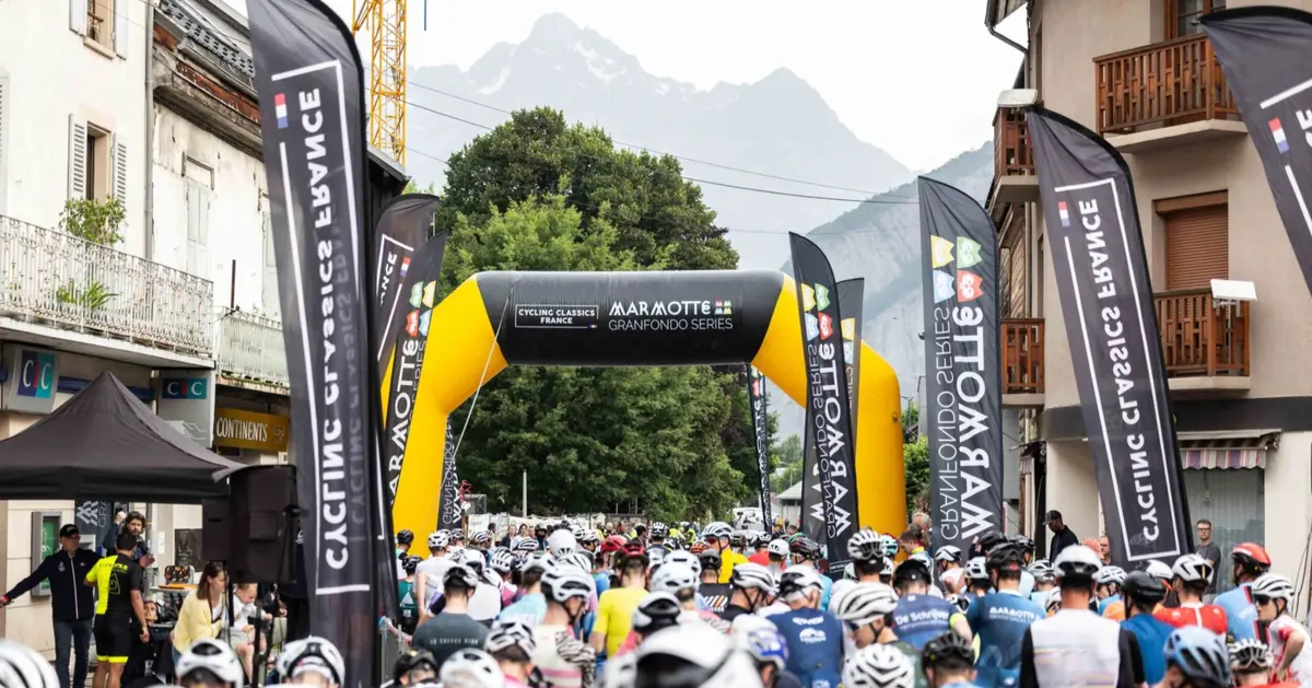 Départ de la course Marmotte Granfondo