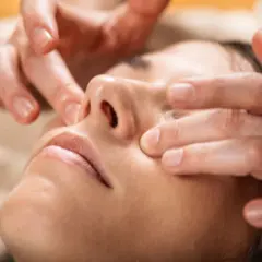 Massage du visage anti-âge à Hyères (83)