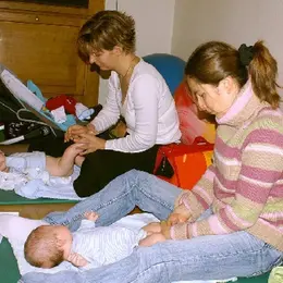 Massage pour les bébés à l'association Accueillir la vie 
