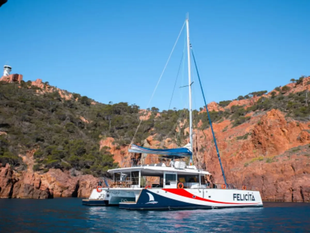 Matinée découverte en catamaran le long du littoral raphaëlois