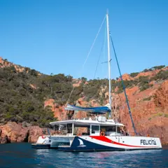 Matinée découverte en catamaran le long du littoral raphaëlois