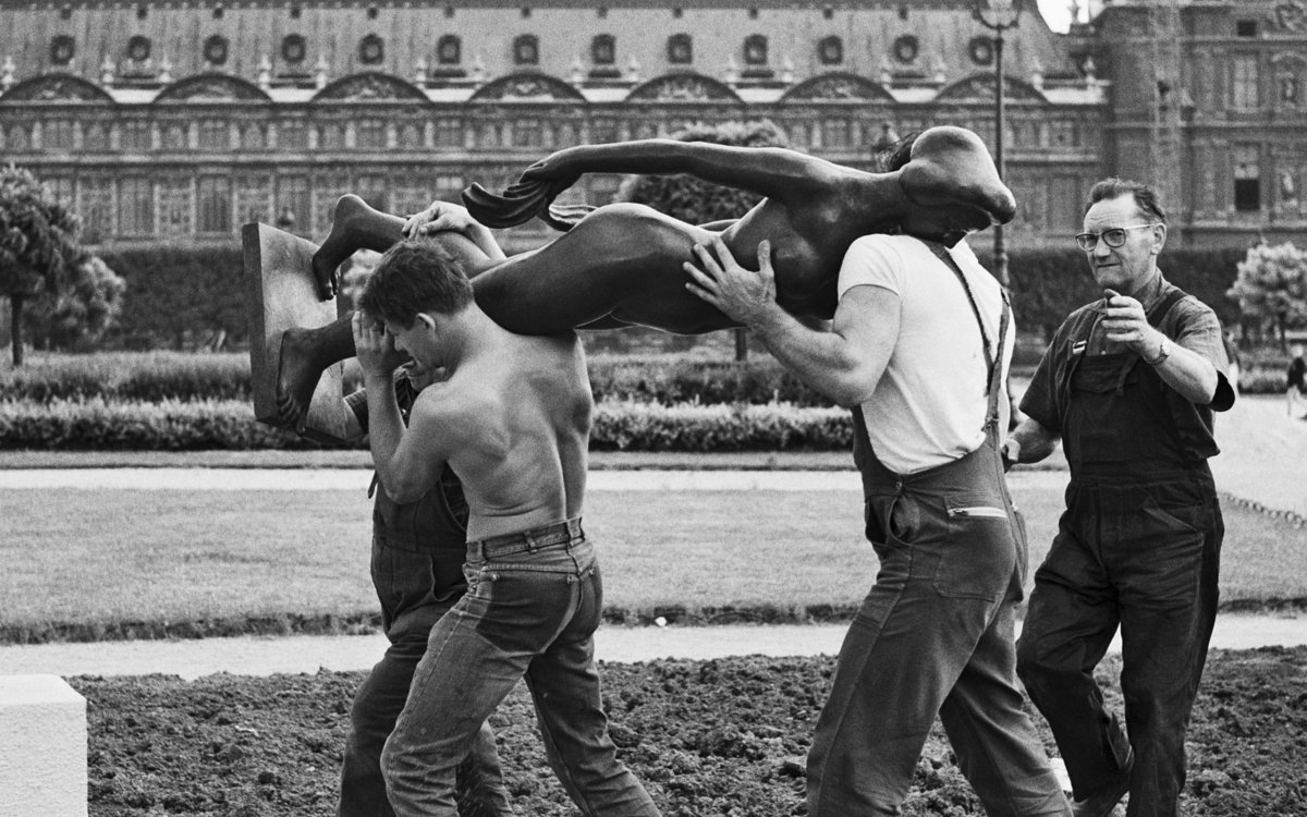 Robert Doisneau (1912-1994) photographie l’installation des sculptures de Maillol dans le jardin du Carrousel, en 1964.  © Keystone France/GAMMA RAPHO