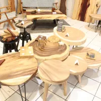 Tables basses en bois fabriquée de manière artisnale &copy; JDS