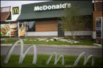 Depuis 2010, le logo de McDonald\'s et les restaurants se sont parés de vert !