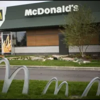 Depuis 2010, le logo de McDonald's et les restaurants se sont parés de vert ! &copy; McDonald's France