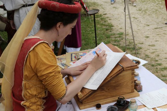 Atelier de calligraphie aux Médiévales de Provins