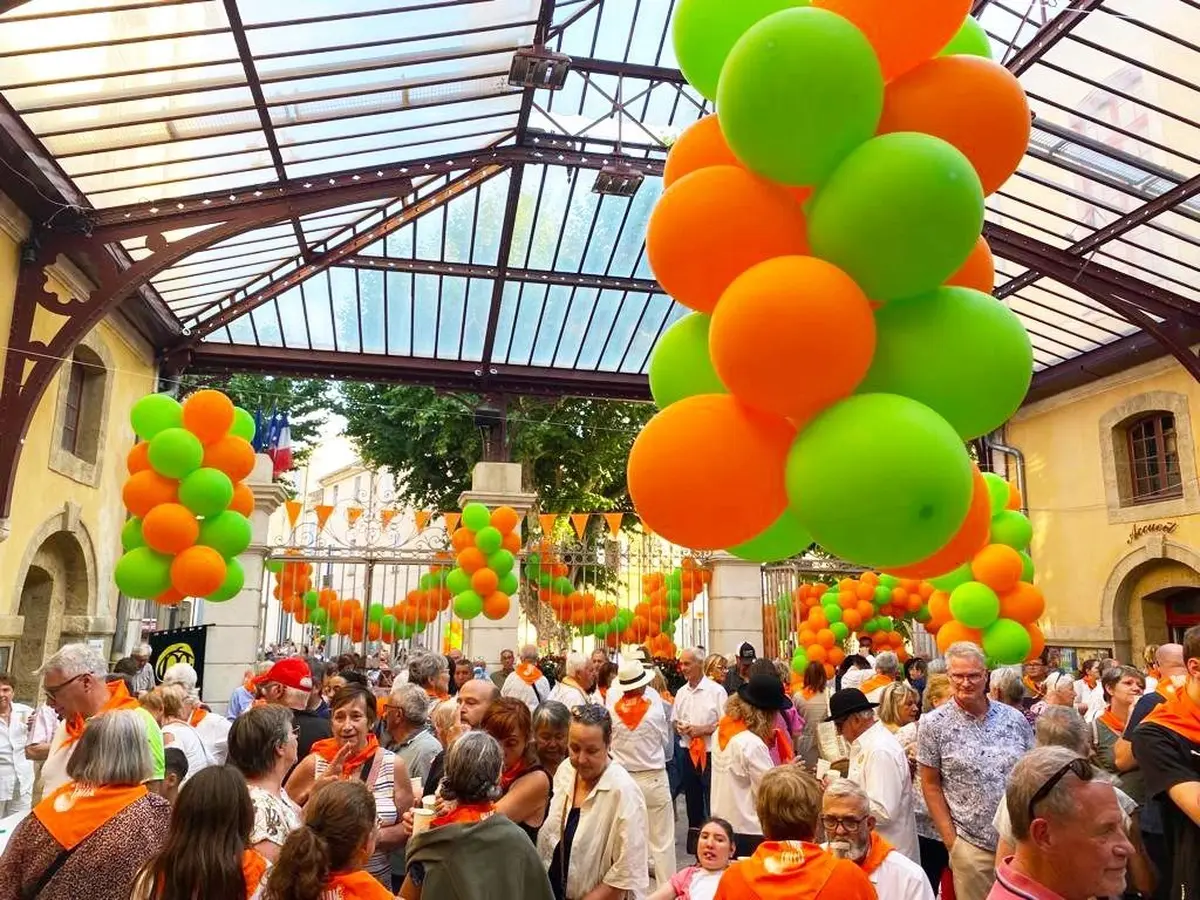 Venez habill&eacute;s de blanc avec une touche de orange pour f&ecirc;ter le melon &agrave; Cavaillon ! 