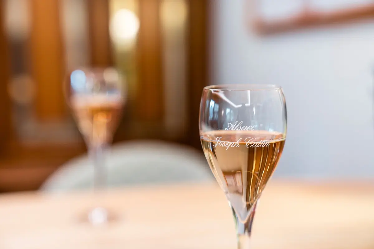 Un verre de crémant d’Alsace, symbole d’élégance et de convivialité
