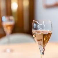 Un verre de crémant d’Alsace, symbole d’élégance et de convivialité DR