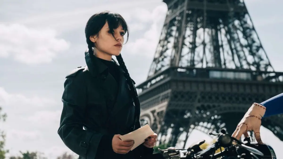 Mercredi saison 3 : Jenna Ortega s’affiche à Paris sur les premières images du tournage