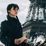 Mercredi saison 3 : Jenna Ortega s’affiche à Paris sur les premières images du tournage