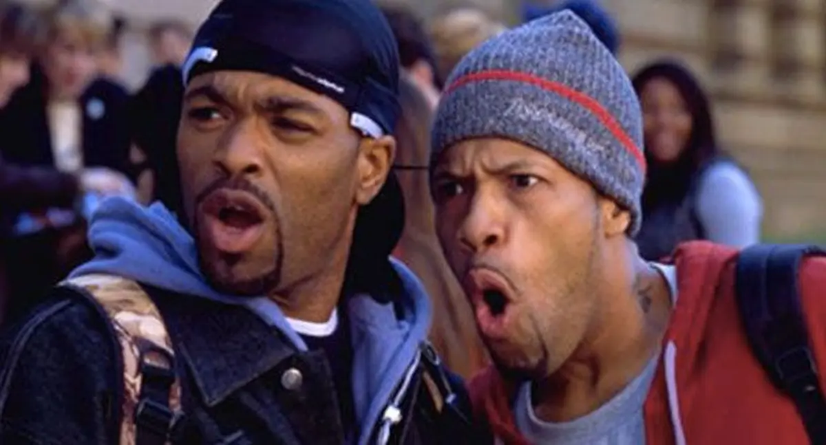 On tape des barres devant How High