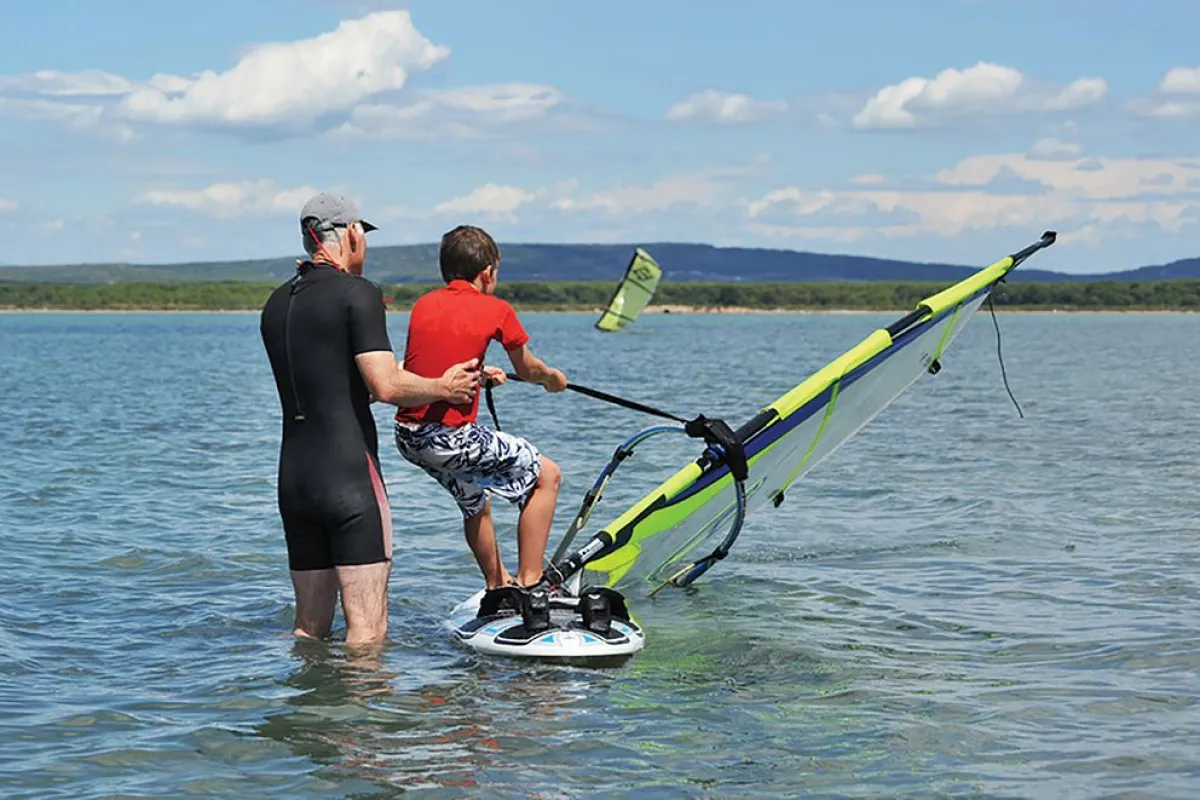 Au centre nautique de Marckolsheim, on peut commencer l'optimist dès 7 ans et la planche à voile dès 9 ans