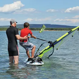 Mettre les voiles en optimist ou en planche à voile !