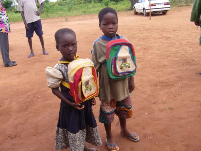 L\'association Mi Lé Novissi récolte des fonds pour aider les enfants au Togo, comme ici avec l\'achat de nouveaux sacs