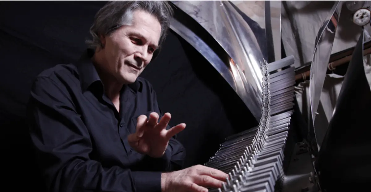 Michel Deneuve, au clavier Cristal Baschet