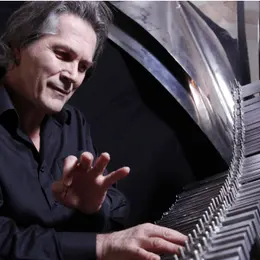 Michel Deneuve, au clavier Cristal Baschet