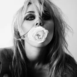 Miley sort Bass Persuades : nouvel album, nouveau nom et retour sur scène