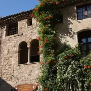 Mille Ans D'Histoire Dans L'Un Des Plus Beaux Villages De France