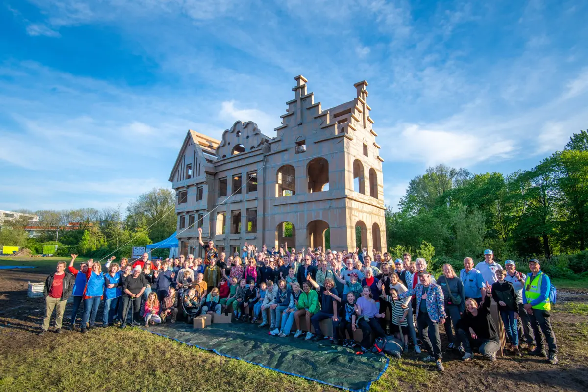 Mimos (IN) : Construction monumentale participative en carton