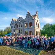 Mimos (IN) : Construction monumentale participative en carton
