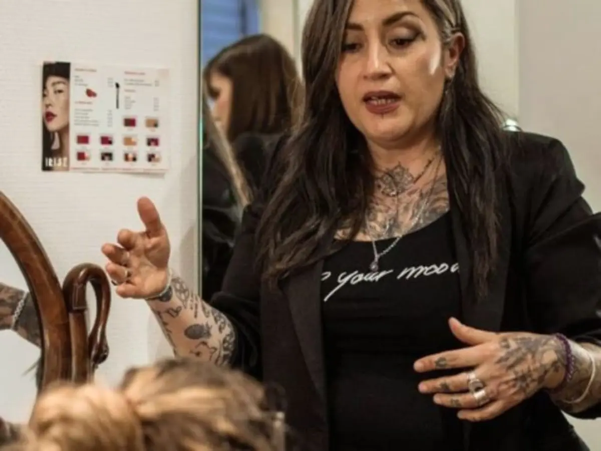 Mise en beauté par une maquilleuse professionnelle à Lyon