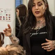 Mise en beauté par une maquilleuse professionnelle à Lyon