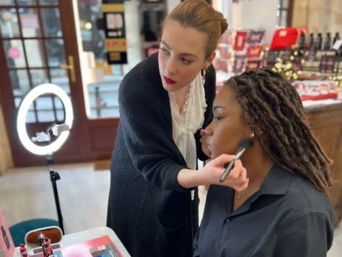 Mise en beauté par une maquilleuse professionnelle à Paris 5ème